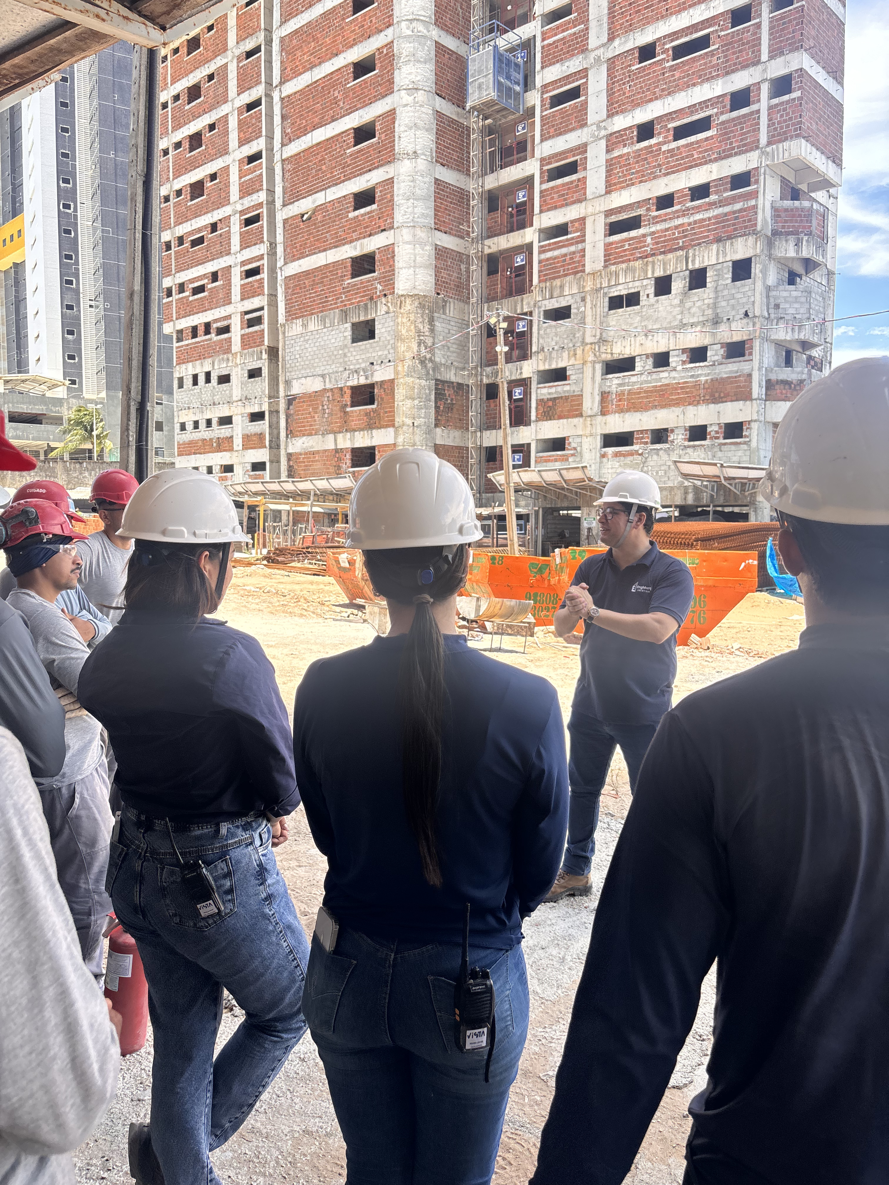 Equipe EngMarq Solution conduzindo treinamento empresarial